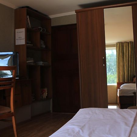 Holiday Hostel House บิชเคก ภายนอก รูปภาพ