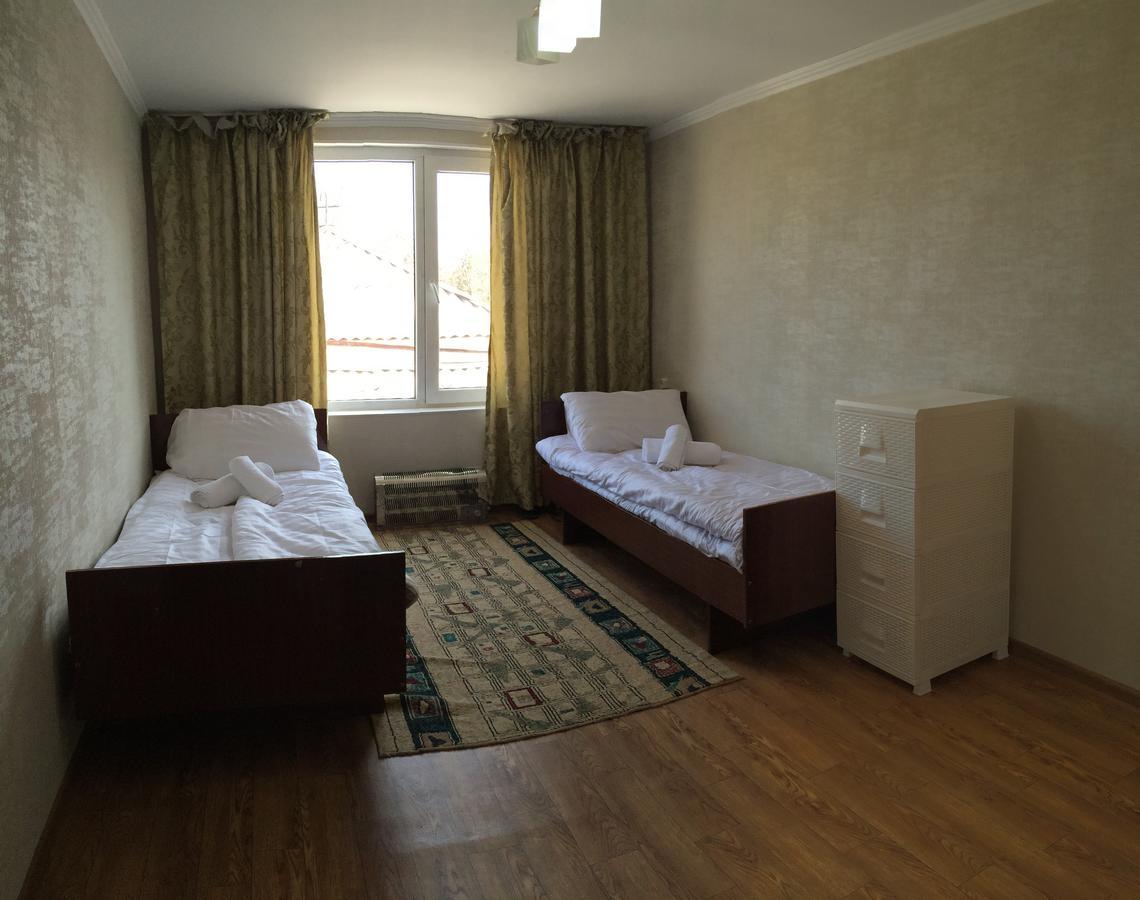 Holiday Hostel House บิชเคก ภายนอก รูปภาพ