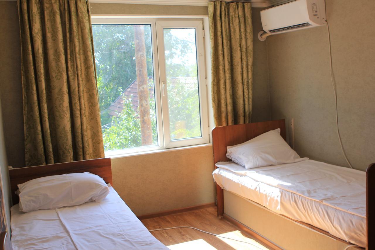 Holiday Hostel House บิชเคก ภายนอก รูปภาพ